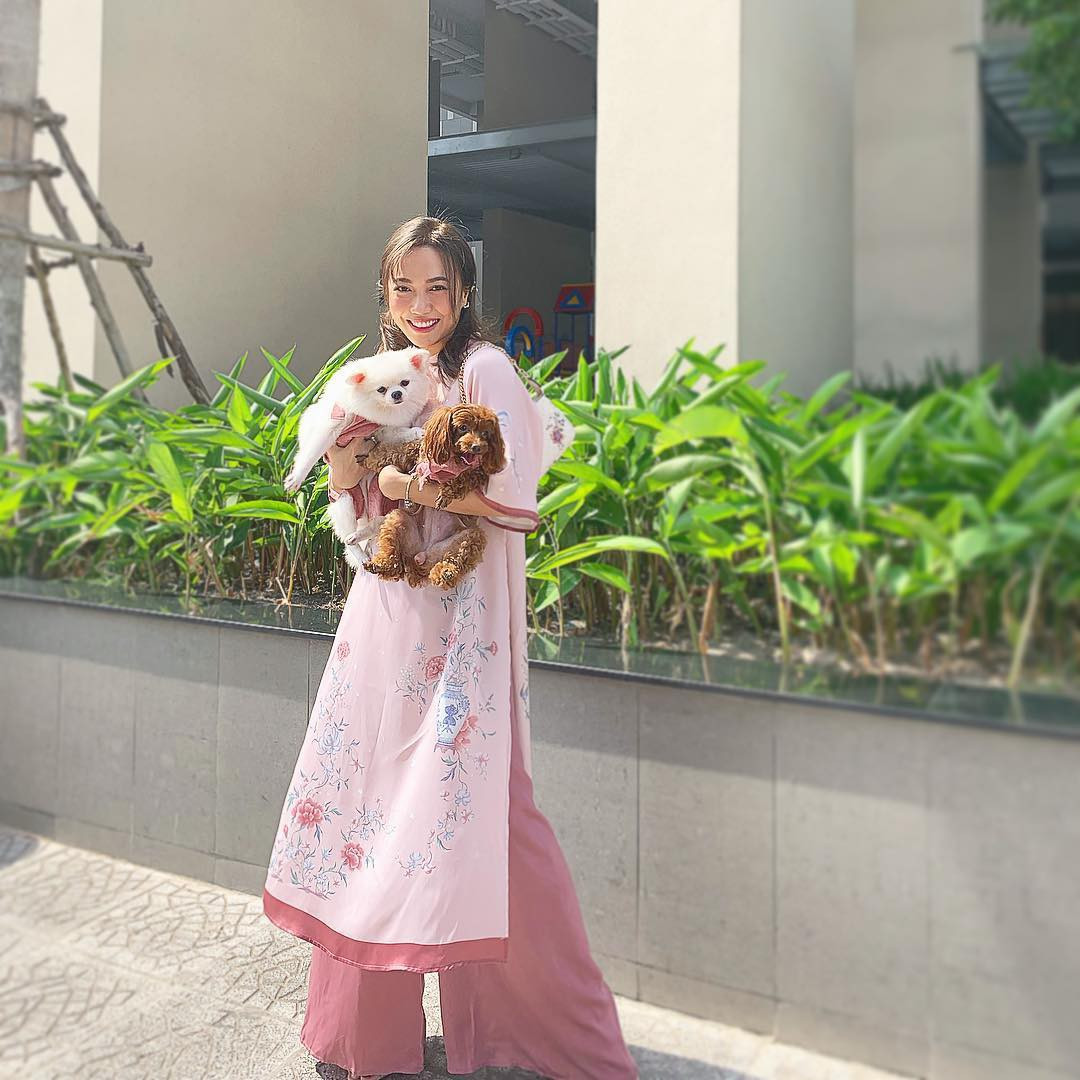 Diệu Nhi trông nữ tính và trẻ trung hơn với kiểu áo dài cách tân vải voan nhẹ nhàng, thướt tha.