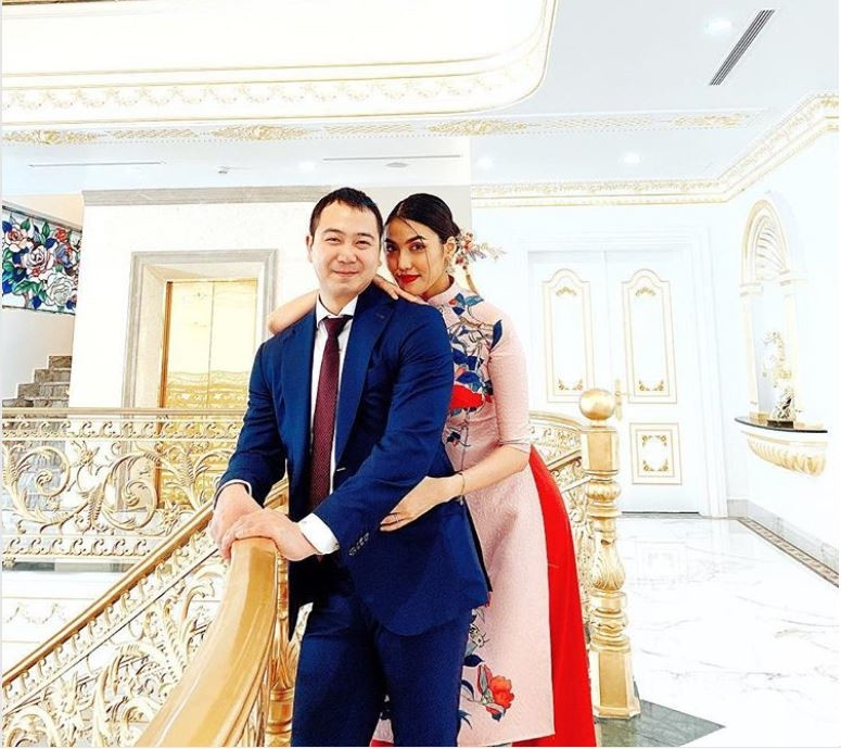 Lan Khuê e ấp bên ông xã trong bộ áo dài màu hồng kết hợp với đỏ cam trông vô cùng nổi bật và thanh lịch.