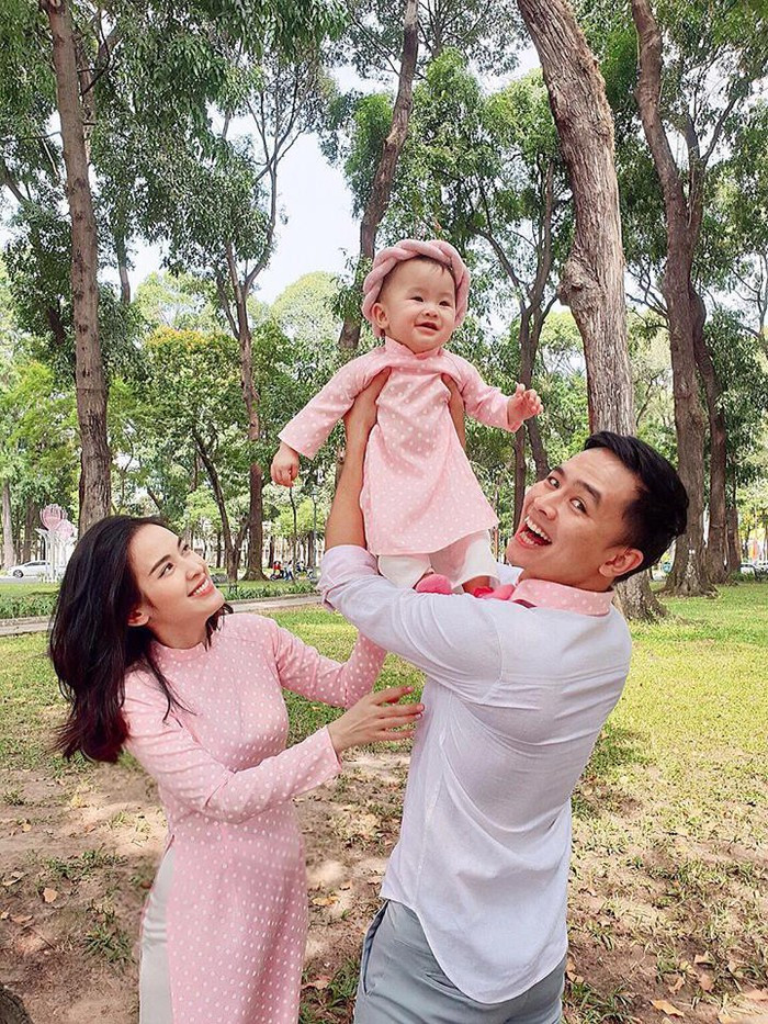 Tú Vi khéo léo chọn cho con gái bộ áo dài đôi với mình, "ton-sur-ton" với chi tiết trên cổ áo sơ mi của Văn Anh.