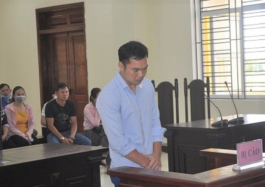 Cuu trung uy cong an no sung cuop ngan hang bat ngo bi choang tai toa