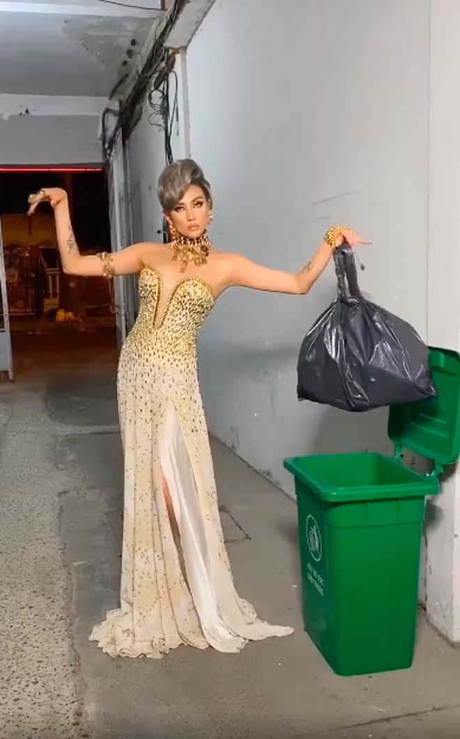 Trước đó, Võ Hoàng Yến cũng lên đồ đẹp lồng lộn để đi đổ rác. Siêu mẫu 32 tuổi ăn mặc sang trọng, trang điểm mắt khói đậm, đeo loạt trang sức vàng.