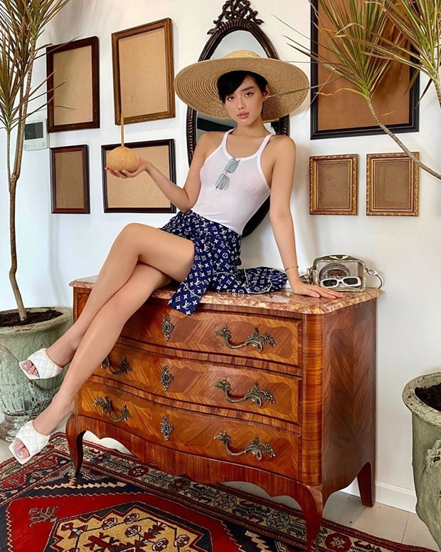 Dù ở nhà tránh dịch, Khánh Linh The Face vẫn lên đồ sành điệu như thể đang đi nghỉ mát ở biển. Cô nàng còn phối thêm mũ cói vàng rộng, mang sandals cao gót.