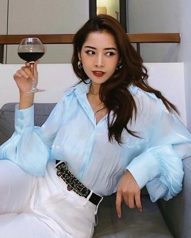 Khi không thể ra nhà hàng, Chi Pu vẫn có thể thư thả uống rượu vang với phong cách thời trang sang chảnh.