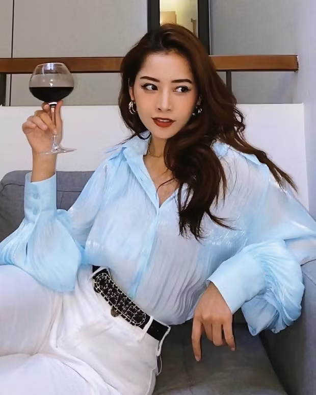 Khi không thể ra nhà hàng, Chi Pu vẫn có thể thư thả uống rượu vang với phong cách thời trang sang chảnh.
