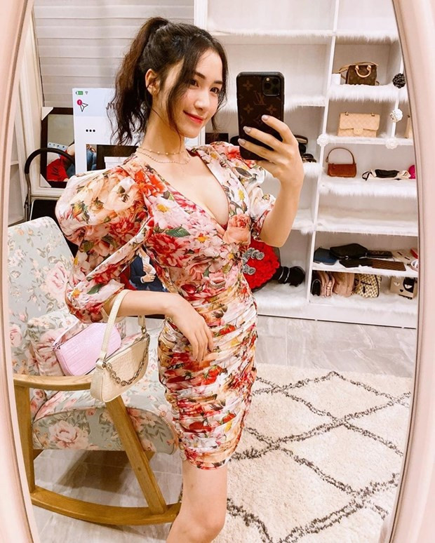 Hòa Minzy ăn diện như đi tiệc với đầm hoa rực rỡ và sexy.