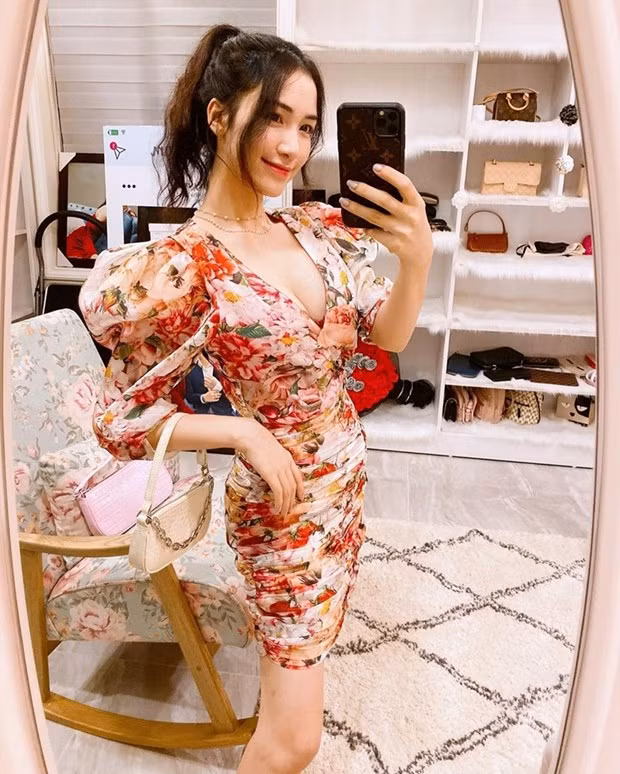 Hòa Minzy ăn diện như đi tiệc với đầm hoa rực rỡ và sexy.