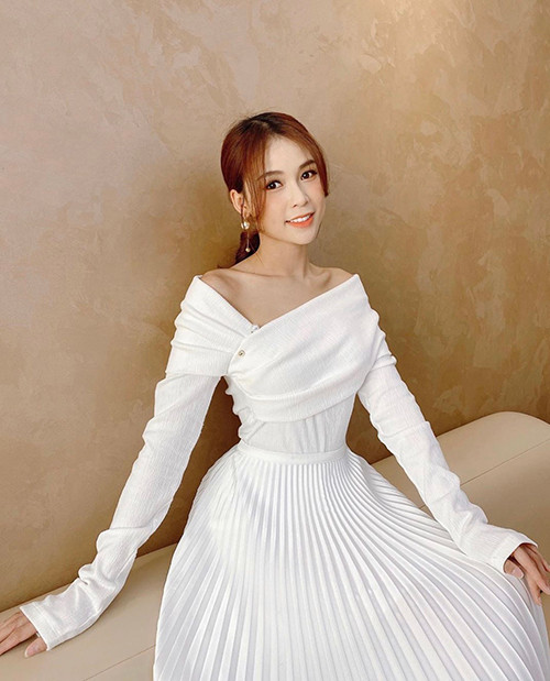 Nữ diễn viên Sam vẫn chăm chỉ mix đồ đẹp và trang điểm sương sương dù ở nhà tránh dịch.