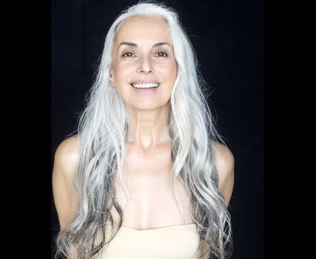 Ăn uống lành mạnh cũng là một cách giúp bạn đẹp hơn nhưng đó vẫn là chưa đủ. Yếu tố còn lại chính là tinh thần. Bà cho biết tư tưởng luôn hạnh phúc là bí quyết trẻ đẹp, tỏa sáng.