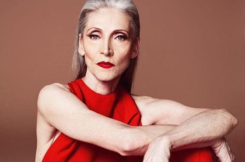 Ngoài ra, bà Yazemeenah chỉ trung thành uống nước ấm. Bà cho biết, trước đây bà thường uống nhiều thứ linh tinh nên làn da bị xỉn màu và vóc dáng kém thon gọn hơn. Tuy nhiên, từ khi chuyển sang thói quen chỉ trung thành với việc uống nước ấm, cơ thể bà cải thiện hoàn toàn. Uống một cốc nước ấm trước bữa ăn sẽ không chỉ tăng cảm giác no mà còn làm cho nhu động ruột hoạt động trơn tru hơn.