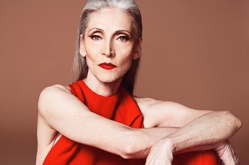 Ngoài ra, bà Yazemeenah chỉ trung thành uống nước ấm. Bà cho biết, trước đây bà thường uống nhiều thứ linh tinh nên làn da bị xỉn màu và vóc dáng kém thon gọn hơn. Tuy nhiên, từ khi chuyển sang thói quen chỉ trung thành với việc uống nước ấm, cơ thể bà cải thiện hoàn toàn. Uống một cốc nước ấm trước bữa ăn sẽ không chỉ tăng cảm giác no mà còn làm cho nhu động ruột hoạt động trơn tru hơn.