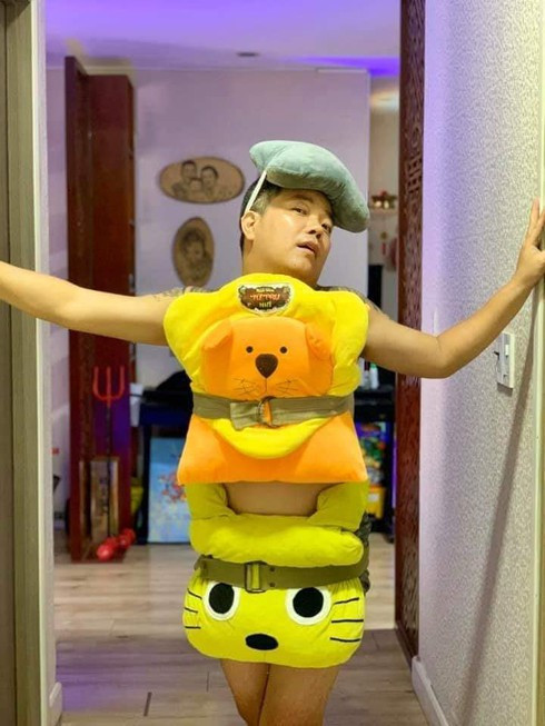 Cũng bắt trend "mặc gối" đang gây sốt, Hoàng Mèo khiến khán giả thích thú khi sử dụng đúng gối ngủ hình mèo làm phục trang.