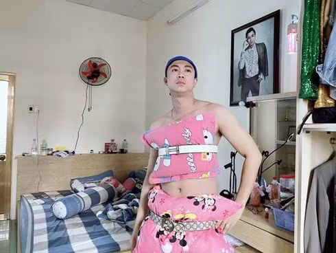 Ca sĩ Hồ Việt Trung cho ra mắt phiên bản "biến gối thành váy" cực độc theo biến tấu riêng khiến người xem phì cười.