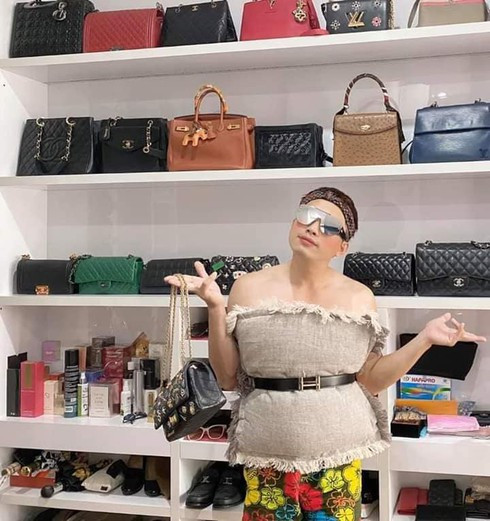 Nam diễn viên Kinh Quốc trong bộ cánh sành điệu với các phụ kiện thời trang mượn của vợ.