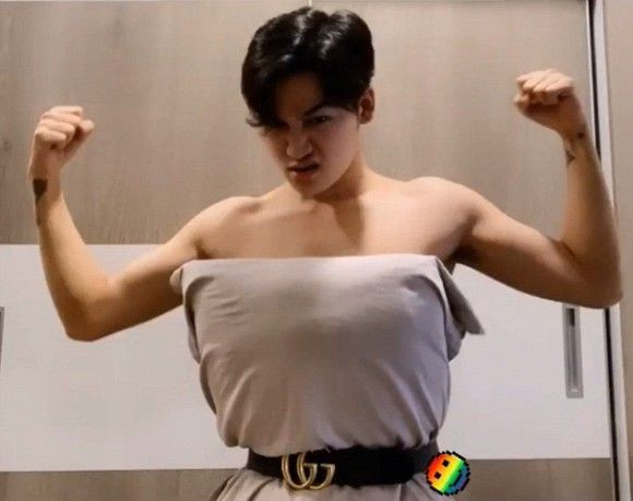 Ali Hoàng Dương tạo điểm nhấn với dây thắt lưng hàng hiệu.