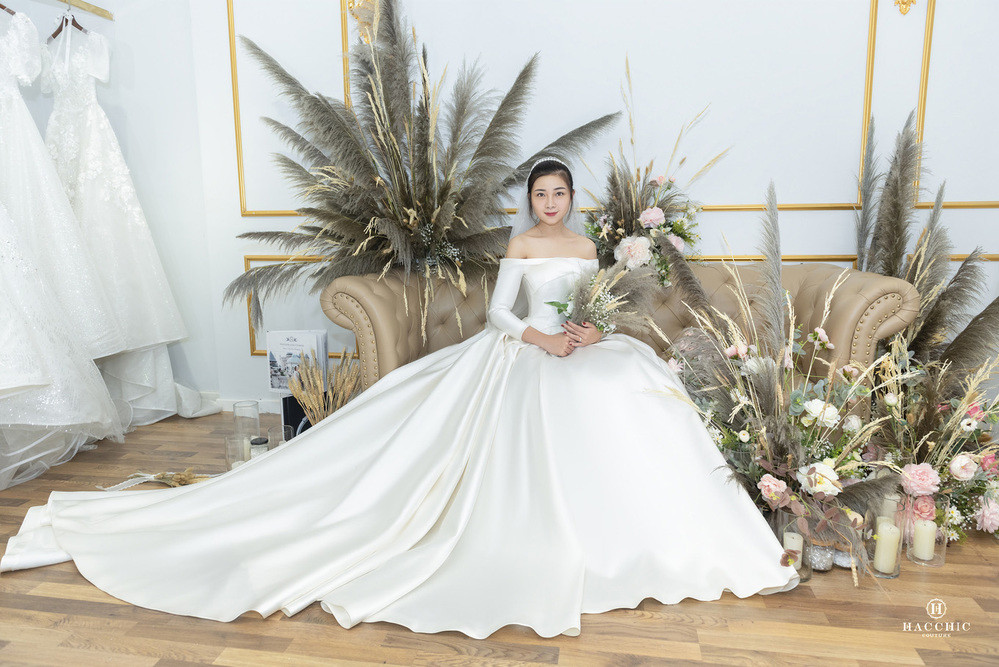 Ngoài ra, cô dâu của Phan Văn Đức còn thay 2 chiếc đầm khác có giá trị hơn 200 triệu đồng trong buổi tiệc cưới. Hầu hết các mẫu váy cưới mà Nhật Linh chọn đều có thiết kế phong cách cổ điển, làm nổi bật lên nét đẹp thuần khiết của cô dâu.