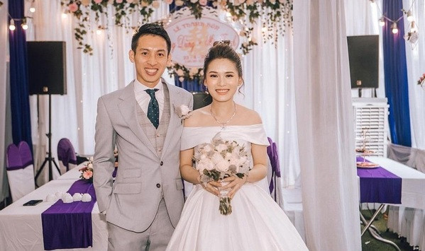 Tiền vệ Đỗ Hùng Dũng và bà xã Triệu Mộc Trinh không diện trang phục xa hoa trong ngày trọng đại. Thay vào đó, cặp đôi chọn váy cưới có thiết kế giản dị, tối giản, ưu tiện sự vừa vặn.