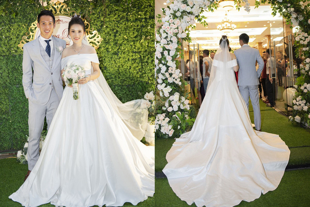 Trong ngày cưới 23/4/2019, bà xã Hùng Dũng diện chiếc váy trắng cổ điển, có phần tà và soiree dài thướt tha. Thiết kế này tôn lên nhan sắc dịu dàng, xinh đẹp của Mộc Trinh. Được biết, bộ lễ phục của cô dâu cầu thủ Hà Nội FC có giá chỉ 45 triệu đồng.