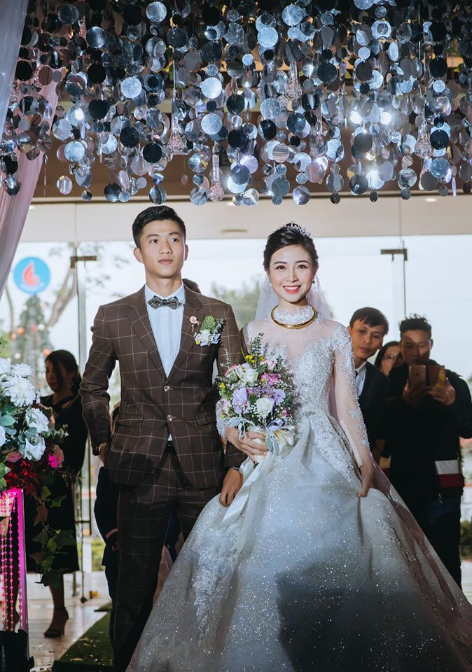 Cuối tháng 1/2020, Phan Văn Đức và hot girl Nhật Linh cũng đã chính thức về chung một nhà. Ngày vu quy, Nhật Linh - bà xã Phan Văn Đức diện chiếc váy cưới đính pha lê Swarovski lấp lánh. Thiết kế phối ren và xuyên thấu, tạo nên hiệu ứng 3D, nhấn nhá vẻ bồng bềnh, uyển chuyển.