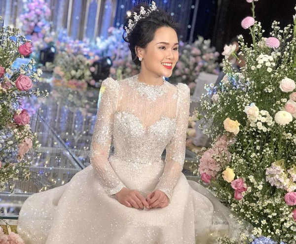 Mẫu váy được thiết kế chuẩn từng “mi-li-mét” với số đo của Quỳnh Anh. Điểm nhấn trong số phụ kiện đắt đỏ được Quỳnh Anh sử dụng là chiếc vòng cổ đính 285 viên kim cương có giá khoảng 34.200 USD.