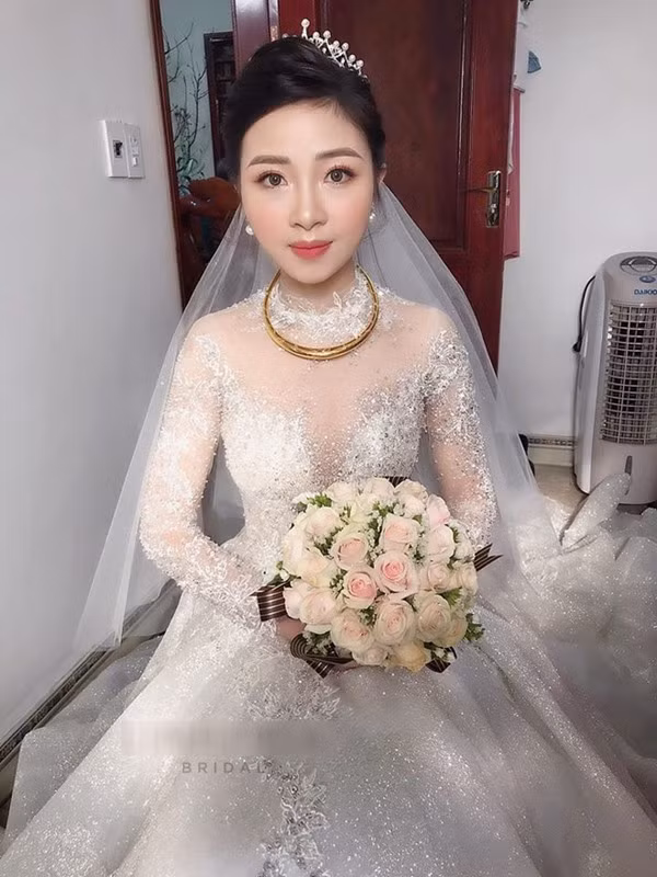 Bộ váy cưới của cô dâu Nhật Linh được chế tác dựa trên tinh thần Haute Couture, được hoàn thành bởi nhà thiết kế Linh Nga. 200m vải ren Pháp, hơn 6000 viên pha lê và 2000 viên đá quý được sử dụng cho tuyệt phẩm này. Theo nhiều nguồn tin, thiết kế tôn dáng, làm bật vẻ đẹp thanh khiết của Nhật Linh có giá chạm ngưỡng 600 triệu đồng.