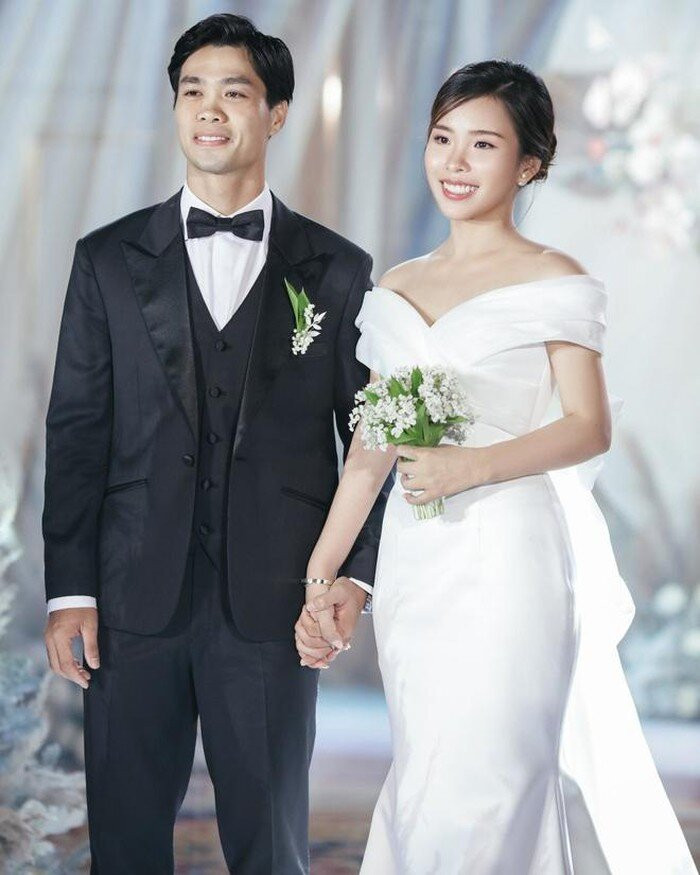 Mới đây, nàng Tô Ngọc Viên Minh đã chính thức gia nhập “hội cô dâu cầu thủ” khi tổ chức lễ đính hôn với tiền đạo Công Phượng hôm 3/6. Trong hôn lễ, Viên Minh được khen toát lên thần thái sang trọng, quyến rũ khi diện chiếc váy cưới đẹp mê hồn thắt nơ lưng.