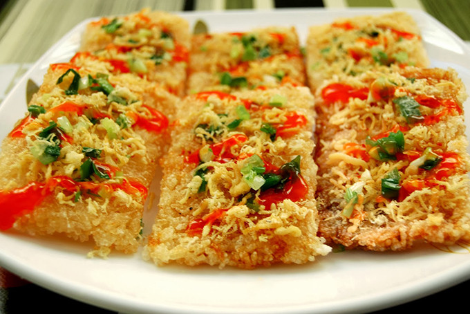 Cơm cháy chà bông Sài Gòn: Ai từng một lần thưởng thức cơm cháy chà bông Sài Gòn thì chắc không quên được vị mằn mặn của chà bông, ngậy của mỡ hành và giòn tan của cơm cháy. Cơm cháy chà bông là món ngon đặc sản Sài Gòn bạn có thể mang về làm quà. Bởi cơm cháy chà bông có thể bảo quản cả tháng mà ăn vẫn ngon và đóng gói rất tiện.