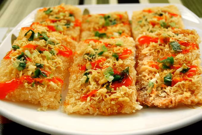 Cơm cháy chà bông Sài Gòn: Ai từng một lần thưởng thức cơm cháy chà bông Sài Gòn thì chắc không quên được vị mằn mặn của chà bông, ngậy của mỡ hành và giòn tan của cơm cháy. Cơm cháy chà bông là món ngon đặc sản Sài Gòn bạn có thể mang về làm quà. Bởi cơm cháy chà bông có thể bảo quản cả tháng mà ăn vẫn ngon và đóng gói rất tiện.