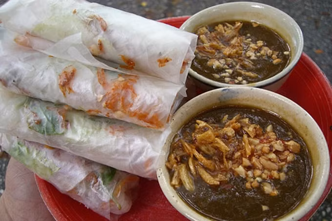 Bò bía: Khác với bò bía miền Bắc, bò bía miền Nam được cuộn với hỗn hợp củ sắn, tép khô, xà lách, rau thơm, trứng và lạp xưởng trong bánh tráng mỏng. Bò bía Sài Gòn được chấm với nước tương hột chưng lên. Nếu lần đầu bạn ăn bò bía Sài Gòn thì sẽ thấy hơi lạ nhưng đã ăn rồi thì khó quên được hương vị lắm đấy.