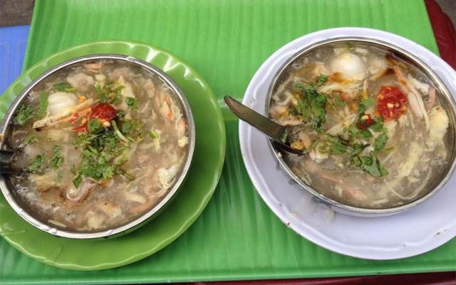 Súp cua: Những chiều đói bụng mà có một bát súp cua âm ấm, bốc khói thơm lừng thì còn gì tuyệt hơn. Chén súp chất lượng phải có độ đặc sánh vừa đủ, không quá loãng, vị thanh ngọt, và nhất là phải có các nguyên liệu xé/xắt nhỏ tươi ngon như thịt cua, thịt gà, nấm hương, bắp Mỹ, trứng cút...Ảnh: Internet.