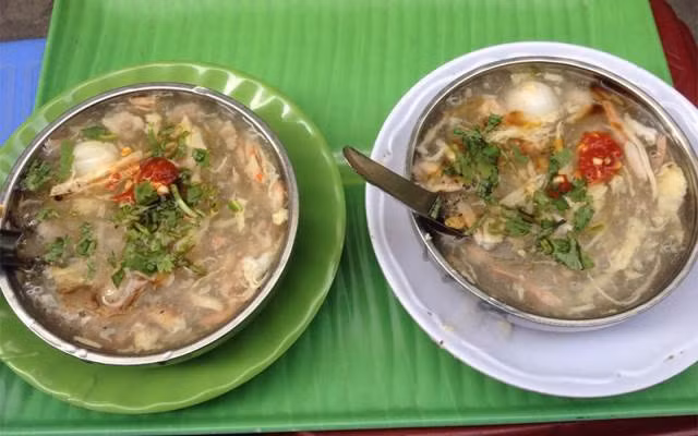 Súp cua: Những chiều đói bụng mà có một bát súp cua âm ấm, bốc khói thơm lừng thì còn gì tuyệt hơn. Chén súp chất lượng phải có độ đặc sánh vừa đủ, không quá loãng, vị thanh ngọt, và nhất là phải có các nguyên liệu xé/xắt nhỏ tươi ngon như thịt cua, thịt gà, nấm hương, bắp Mỹ, trứng cút...Ảnh: Internet.