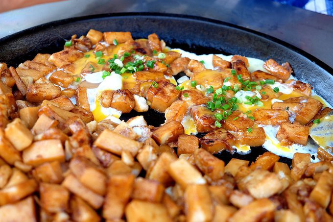 Bột chiên: Món ăn vặt bột chiên được du nhập từ ẩm thực Trung Hoa vào Sài Gòn và trở thành món ngon Sài Gòn rất được yêu thích. Tuy nhiên sang Việt Nam, bột chiên được chiên giòn hơn để phù hợp với sở thích người Việt nhưng bạn vẫn có thể gọi bột chiên theo kiểu Trung Hoa, chiên mềm hơn để thưởng thức.