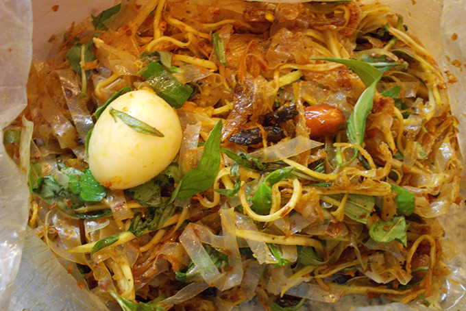 Bánh tráng trộn là món ăn vặt Sài Gòn được giới trẻ yêu thích. Chỉ từ những nguyên liệu đơn giản như: bánh tráng cắt sợi, trộn với tôm khô chiên mỡ, bò cháy, chút rau răm, đu đủ chua cắt sợi, đậu phộng, trứng cút luộc,.... trộn đều với nước me ngọt, hoặc tắc (quả quất) là đã có một món ăn vặt ngon Sài Thành ăn hoài không ngán.