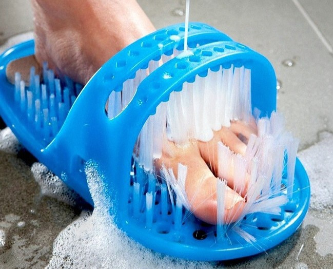 Dép làm sạch chân: Công cụ có giá khoảng 7 USD được quảng cáo có khả năng tẩy tế bào chết, lấy sạch bụi bẩn cho chân. Sản phẩm phù hợp với mọi bàn chân từ trẻ nhỏ đến người già.