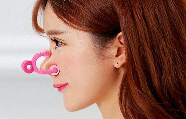 Kẹp mũi: Nếu xem các bộ phim Hàn Quốc, bạn có thể dễ dàng nhận ra dụng cụ làm đẹp quen thuộc này. Nhiều cô gái thường dùng nó với hy vọng thu nhỏ cánh mũi. Tuy nhiên, một số người từng phàn nàn về sản phẩm này vì để lại vết đỏ và gây đau.
