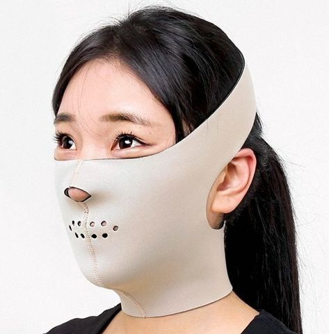 Mặt nạ nâng cơ: Ngoài sản phẩm có tác dụng che nắng hay cản bụi, Hàn Quốc còn tạo ra loại mặt nạ giúp trẻ hóa làn da. Nó hoạt động như chiếc máy xông hơi. Theo lời quảng cáo, sản phẩm giúp làm giảm nếp nhăn, thon gọn cho mặt.