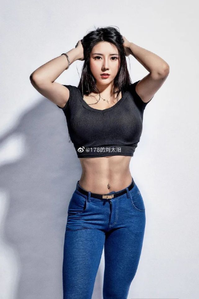 Hiện tại, mỹ nhân Trung Quốc có dáng người cân đối, cơ bắp vừa phải, vòng eo thắt đáy lưng ong cùng cơ bụng hiện rõ múi 1-1.