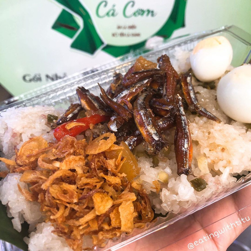 Xôi cá cơm đã có từ rất lâu, trước kia là một món ăn sáng phổ biến và khá quen thuộc với người dân Nha Trang. Tuy nhiên hiện nay còn rất ít nơi bán món này.