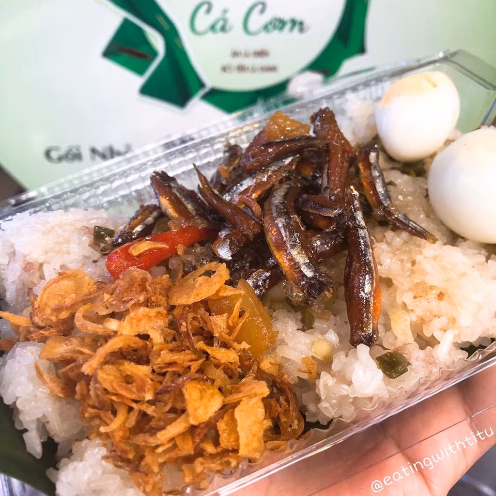 Xôi cá cơm đã có từ rất lâu, trước kia là một món ăn sáng phổ biến và khá quen thuộc với người dân Nha Trang. Tuy nhiên hiện nay còn rất ít nơi bán món này.