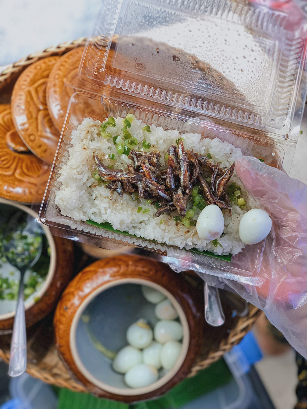 Đến Nha Trang mà muốn thưởng thức món xôi cá này thì các bạn có thể đến quán xôi cá cơm cô Loan trên đường Huỳnh Thúc Kháng. Xôi của cô bán rất ngon và hầu hết dân Nha Trang đều biết đến quán xôi này.