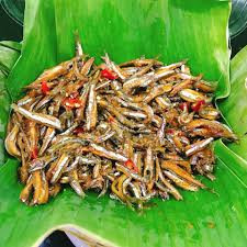 Những con cá tươi rói vừa được kéo lên, được nêm nếp, rim thật kĩ, cho cá mềm ra. Vị ngọt nhẹ của xôi cộng thêm vị đậm đà của cá, một chút béo của mỡ hành, có thể thêm vào một vài sợi dừa bào hay một ít tôm khô. Ăn một miếng là muốn ăn thêm miếng nữa, ăn hết một hộp là lại muốn ăn đến hộp thứ hai.