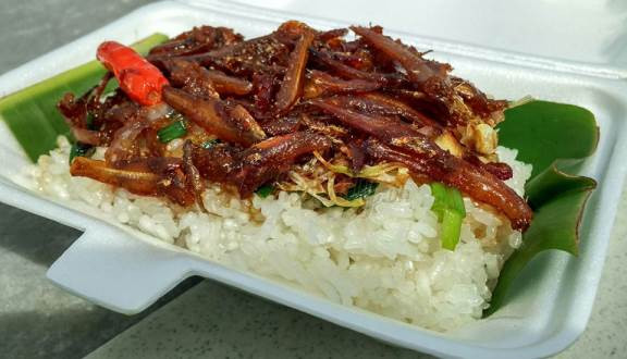 Món xôi cá cơm kho có giá khá rẻ vì các nguyên liệu đều sẵn có ở đây, mà ăn vào lại no lâu. Thích hợp cho cả những người lao động cần nhiều sức lực.