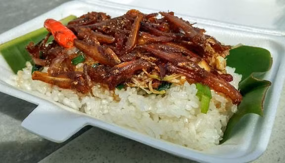 Món xôi cá cơm kho có giá khá rẻ vì các nguyên liệu đều sẵn có ở đây, mà ăn vào lại no lâu. Thích hợp cho cả những người lao động cần nhiều sức lực.