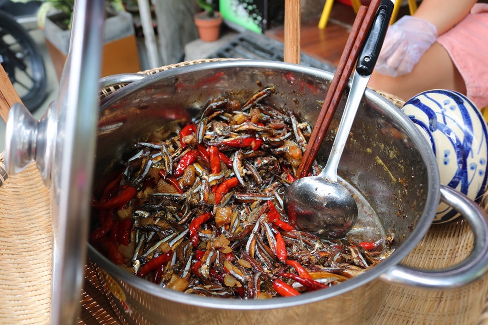 Xôi nấu thường không được nêm nếm gì, chỉ cho vào một ít muối và hấp thêm vào một vài lá dứa để thêm phần đậm đà và thơm cho món xôi. Vị của món ăn này chủ yếu là từ cá cơm.