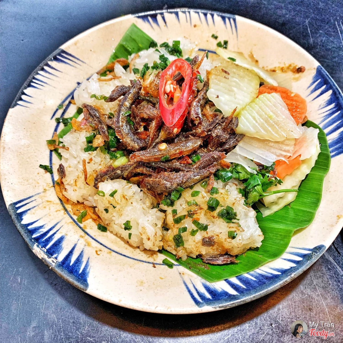 Một đĩa xôi ngon đến từ sự kết hợp giữa vị mằn mặn của cá cơm kho, mùi thơm của xôi nếp dẻo và một chút vị béo của mỡ hành rưới trên mặt. Chỉ với 10.000 đồng, bạn có thể khởi đầu ngày mới với một đĩa xôi cá cơm ngon lành và chắc bụng. Ảnh: Foody, Intermet. Video "Chế biến món ngon từ nấm đông cô". Nguồn: VTC.