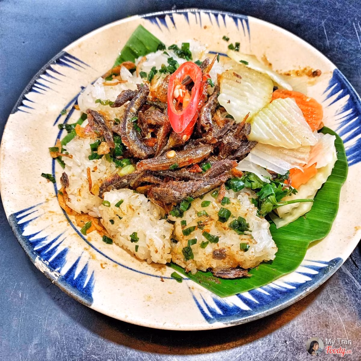 Một đĩa xôi ngon đến từ sự kết hợp giữa vị mằn mặn của cá cơm kho, mùi thơm của xôi nếp dẻo và một chút vị béo của mỡ hành rưới trên mặt. Chỉ với 10.000 đồng, bạn có thể khởi đầu ngày mới với một đĩa xôi cá cơm ngon lành và chắc bụng. Ảnh: Foody, Intermet. Video "Chế biến món ngon từ nấm đông cô". Nguồn: VTC.