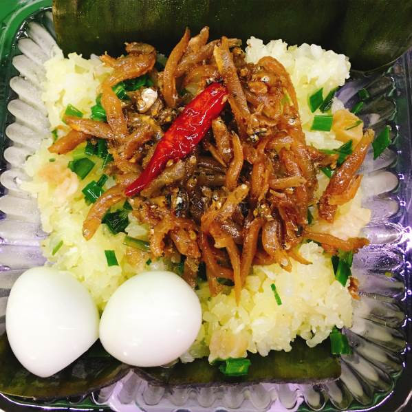 Cá ở đây thường là cá cơm, cá cơm được rim kĩ, mềm, vị đậm đà. Một sự kết hợp hoàn hảo tạo nên một hương vị đặc biệt riêng nhất cho món xôi này.