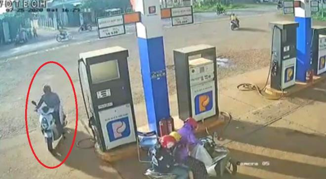 Truy tim nguoi nhat coc tien cua nhan vien cay xang danh roi