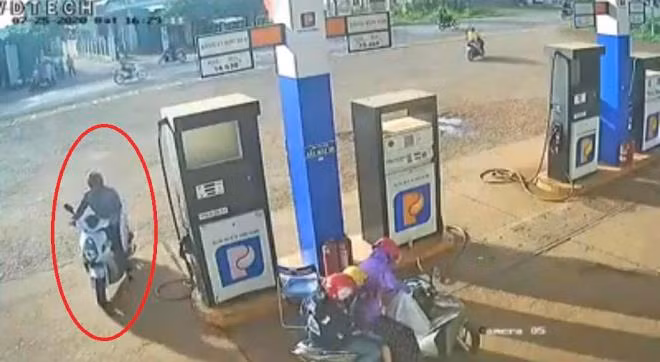 Truy tim nguoi nhat coc tien cua nhan vien cay xang danh roi