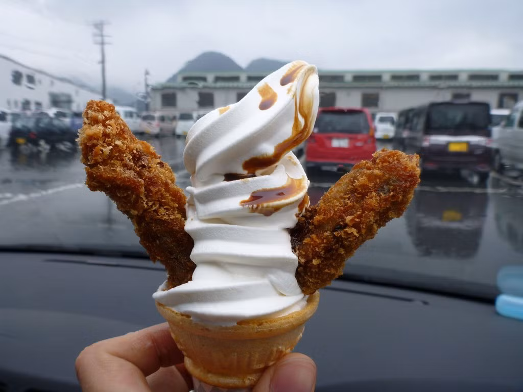 Kem hàu tẩm bột rán: Đây là phiên bản kem “mặn ngọt nửa vời” bởi sự kết hợp của hàu rán và kem tươi. Phần kem vẫn giữ nguyên vị vani truyền thống nhưng điều đáng chú ý là món hàu rán chan đẫm nước tương shoyu lại được ăn kèm. Hướng dẫn của nhà sản xuất là vừa cắn một miếng hàu tẩm bột rán vừa ăn kem chung.