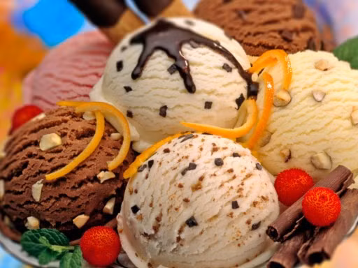 Kem tỏi, Mỹ. Đây không hẳn là điều gì đó quá bất ngờ, khi người ta có thể chế tạo được kem tỏi tại nơi lễ hội Tỏi thường niên được diễn ra. Bạn có thể nhận được những viên kem miễn phí tại lễ hội này vào tháng 7 hàng năm, hoặc thử mua chúng ở một cửa hàng tỏi thuộc trung tâm thương mại Gilroy, Canifornia, Mỹ.